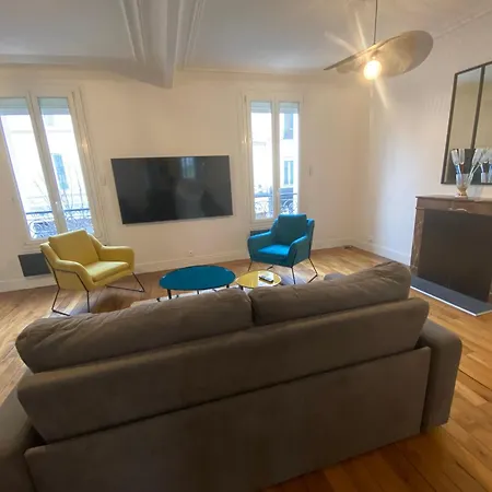 T2 La Defense Apartment